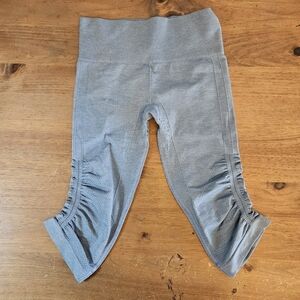 Lululemon Seamless Ebb To Street Crop Capri  Leggings Gray Size 6 Yoga Active